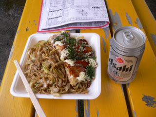 お好み焼きと焼きそばとビール
